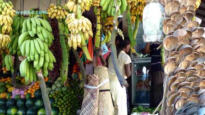 photo Fruit shopping in Galle, Sri Lanka