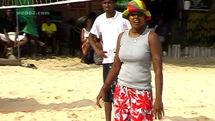 photo Sri Lankan girls on the beach