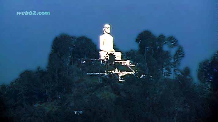 photo White Buddha above Kandy, Sri Lanka