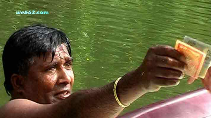 photo The Mahavelli River Man in Sri Lanka