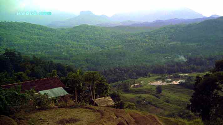 photo with a view on Castle Rock in Sri Lanka